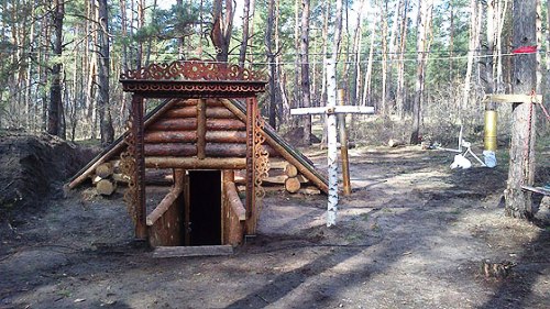 З таких умов, наче із землі, воскресає Україна - єпископ УГКЦ освятив каплицю збудовану бліндажем.(ФОТО)